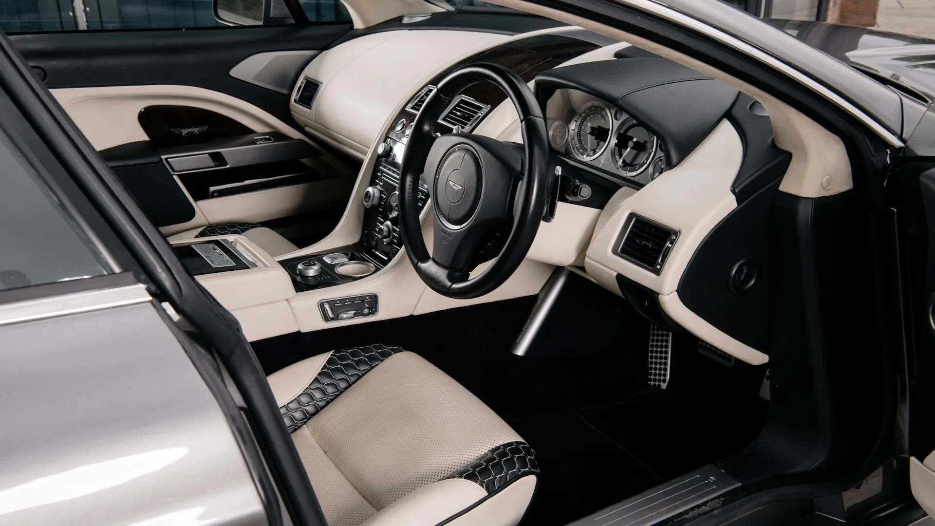 2013 Aston Martin Bertone Jet 2+2 concept (image via Dore & Rees)